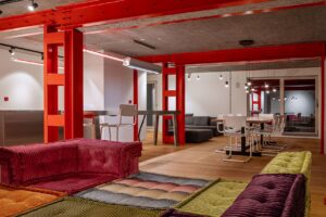 Horský apartmán búrajúci pravidlá. Bežné prvky tu nehľadajte, tu kraľuje červená...