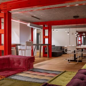 Horský apartmán búrajúci pravidlá. Bežné prvky tu nehľadajte, tu kraľuje červená...