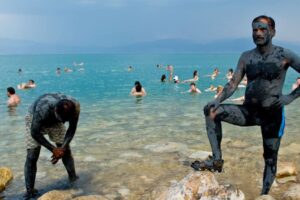 Najnižšie položené miesto na súši leží v epicentre dlhoročného konfliktu. Najnižšie položené miesto na súši leží v epicentre dlhoročného konfliktu. Jeho n...