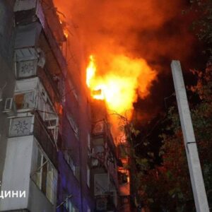 Nočný ruský útok dronmi zasiahol obytný blok v Odese na Ukrajine