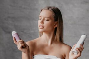 Ako zabrániť poteniu? Pomáhajú spreje, lieky, operácia aj botulotoxín