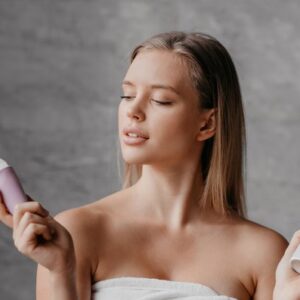 Ako zabrániť poteniu? Pomáhajú spreje, lieky, operácia aj botulotoxín