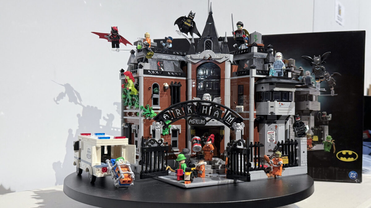 Exkluzívne: Oficiálna stavebnica Lego Batman Arkham Asylum ohromuje detailmi a 16 minifigúrkami