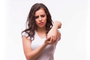 Tenisový lakeť zďaleka netrápi len tenistov, ale aj murárov či zubárov