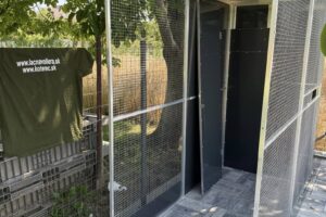 Hliníková Voliera 5x1x2m so zaletom v antracitovom prevedeni. Voliera je čiastoč...