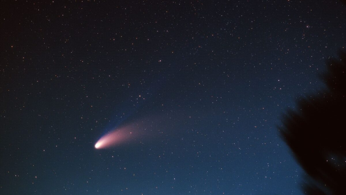 „Objavil som nejaký objekt,“ stálo v telegrame. Ale Hale-Boppovu kométu už neuvidíme