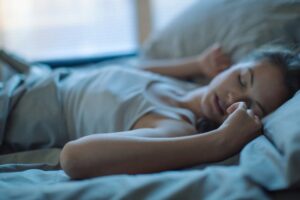 Ideálna poloha pri spaní: Najlepšia je na chrbte, najhoršia v klbku