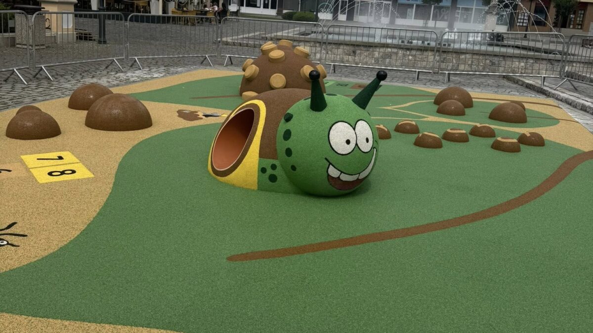 Detské ihrisko na námestí odovzdané dodávateľom.