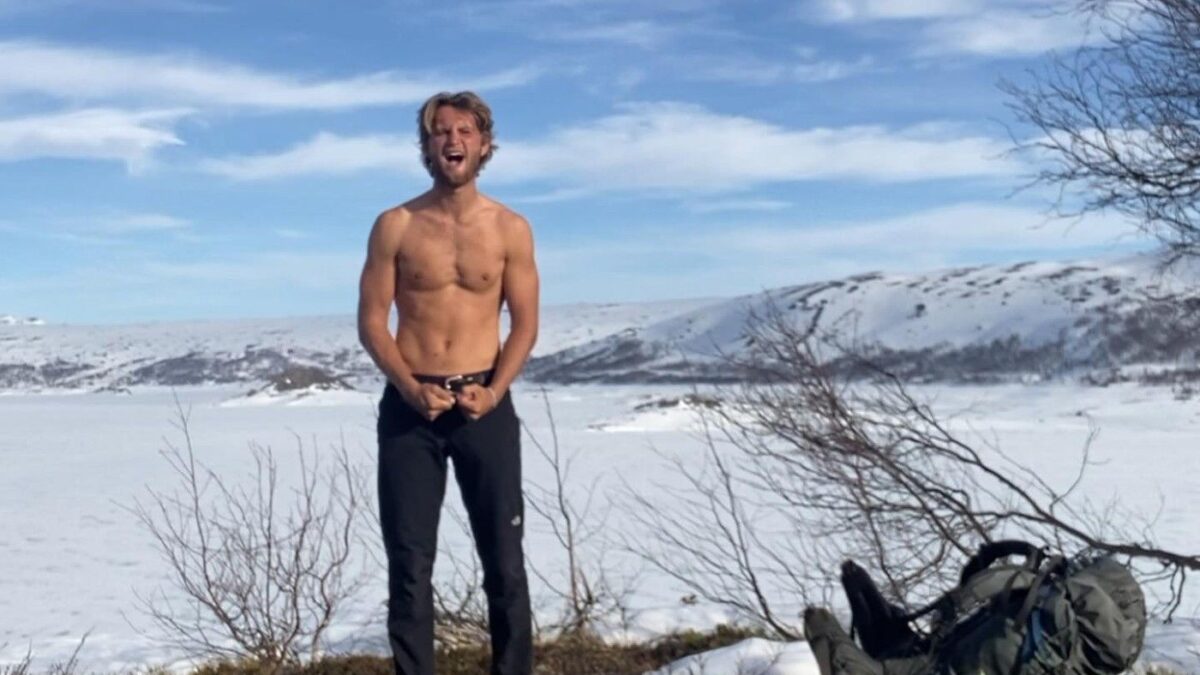 Z univerzity do džungle. Tarzan z Kodane si v divočine stavia dom za pomoci YouTube