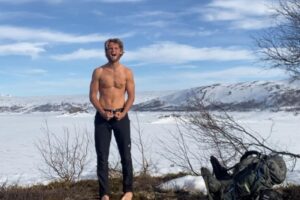 Z univerzity do džungle. Tarzan z Kodane si v divočine stavia dom za pomoci YouT...