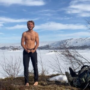 Z univerzity do džungle. Tarzan z Kodane si v divočine stavia dom za pomoci YouT...