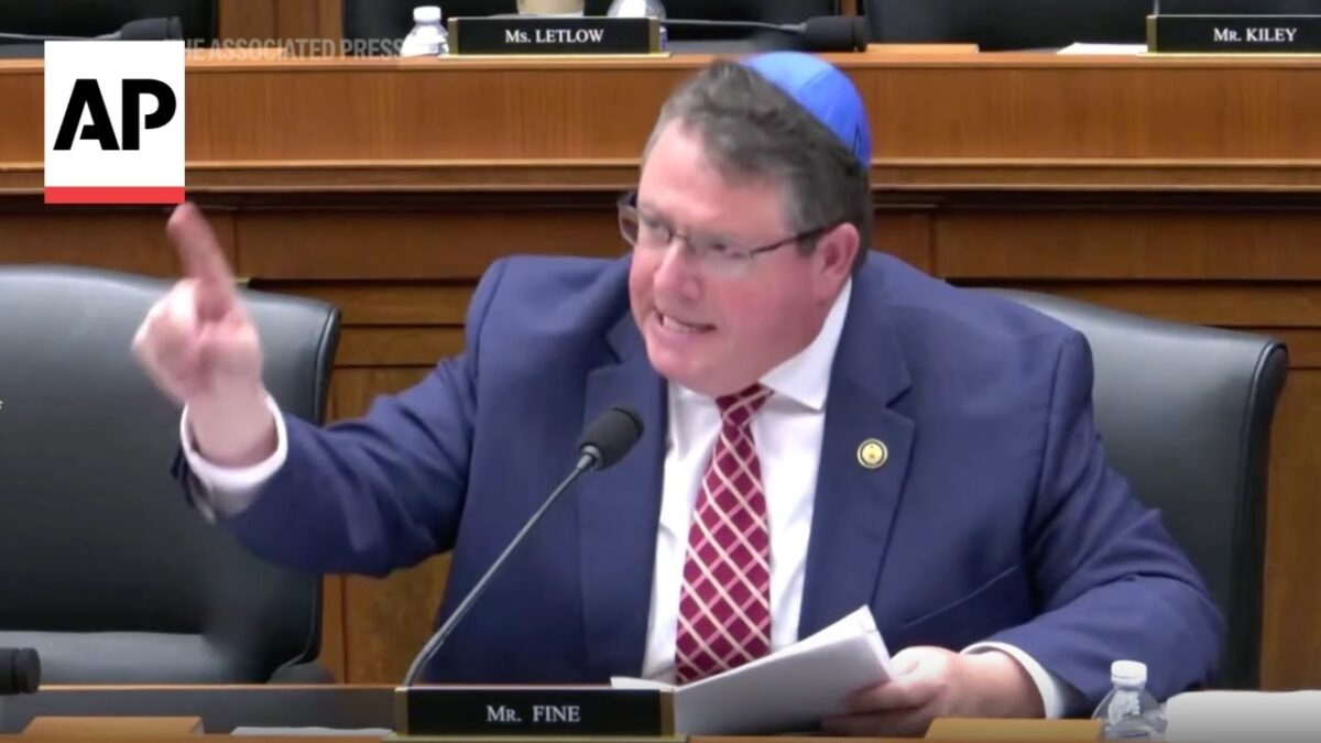 Protestujúci prerušil Randyho Finea počas vypočutia o antisemitizme: „Vypadni odtiaľto“