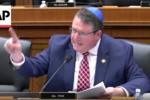 Protestujúci prerušil Randyho Finea počas vypočutia o antisemitizme: „Vypa...