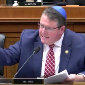 Protestujúci prerušil Randyho Finea počas vypočutia o antisemitizme: „Vypa...