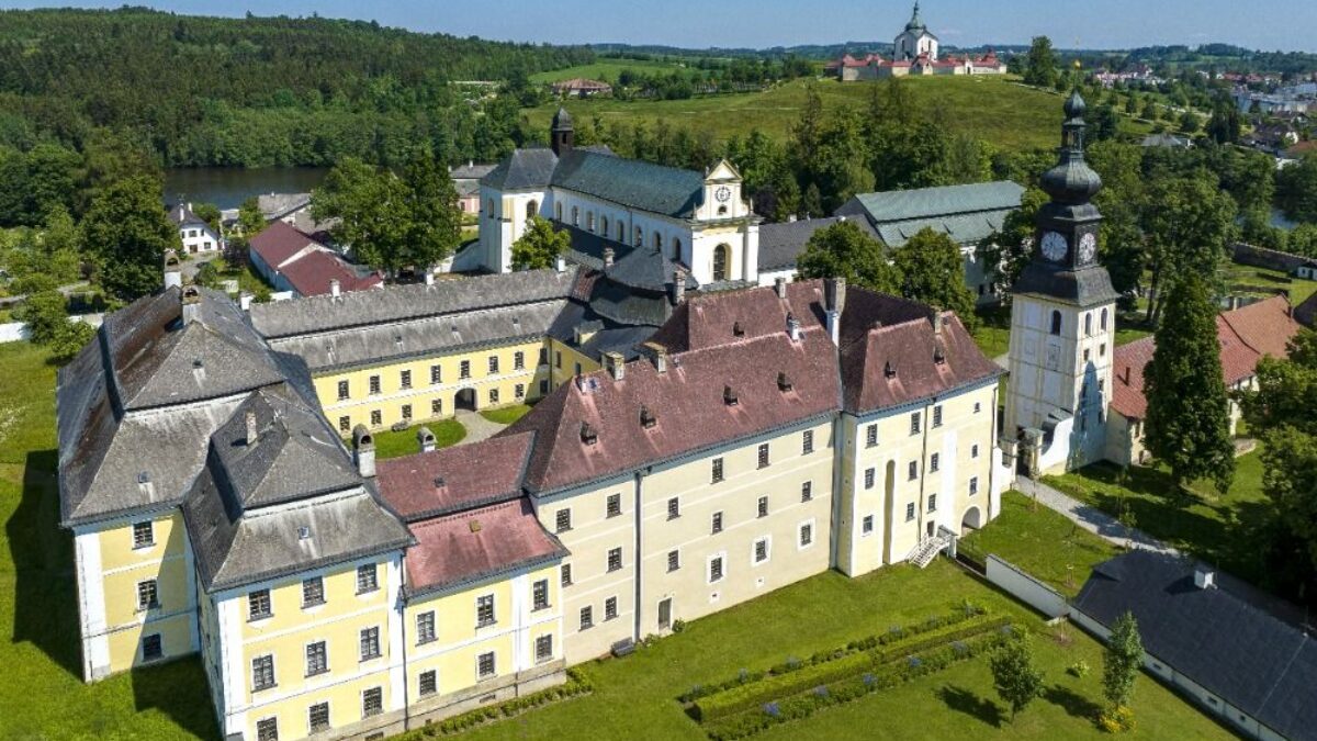 Ticho modlitieb, rozhovory učencov i dupot kopýt. Tajomstvá skryté v bývalom kláštore