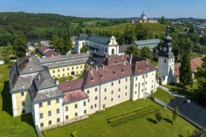 Ticho modlitieb, rozhovory učencov i dupot kopýt. Tajomstvá skryté v bývalom klá...