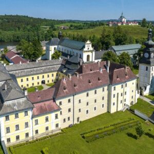 Ticho modlitieb, rozhovory učencov i dupot kopýt. Tajomstvá skryté v bývalom klá...