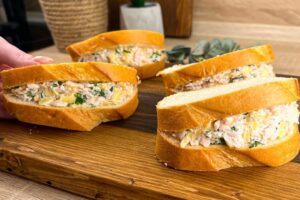 Raňajková klobásovo-syrová bomba.