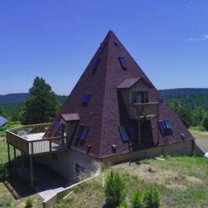 Skrýša ako z akčného filmu. V pyramíde sa schováte pred skazou sveta.