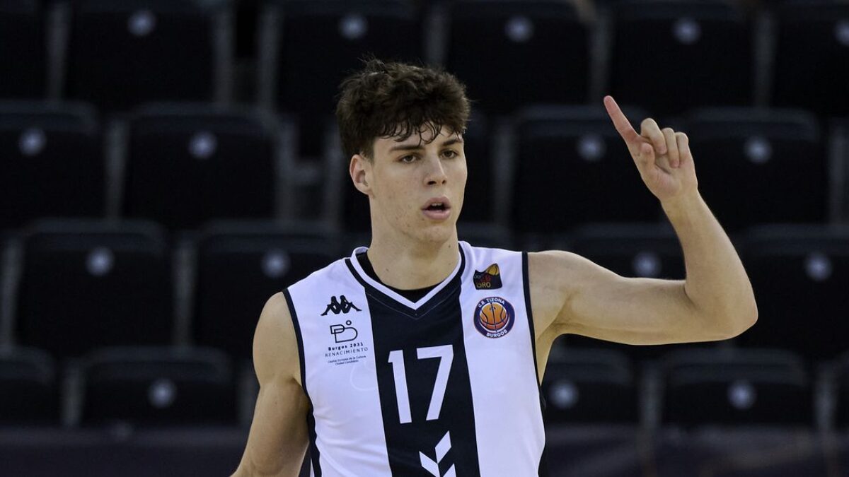 5 vysokoškolských basketbalových nováčikov pripravených zažiariť v basketbalových konferenciách strednej úrovne.