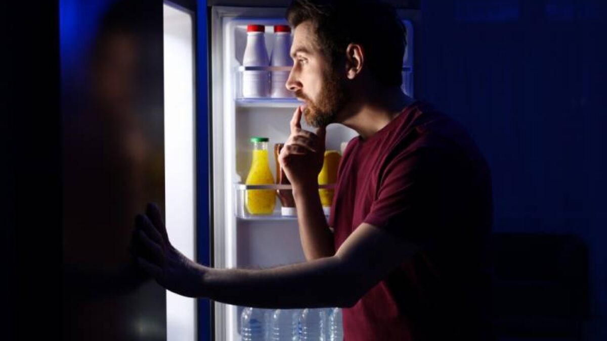 Budíte sa v noci hladom? Potom možno trpíte syndrómom nočného prejedania