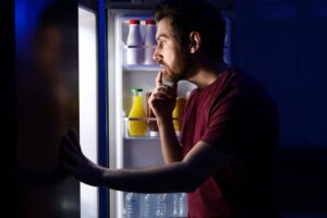 Budíte sa v noci hladom? Potom možno trpíte syndrómom nočného prejedania