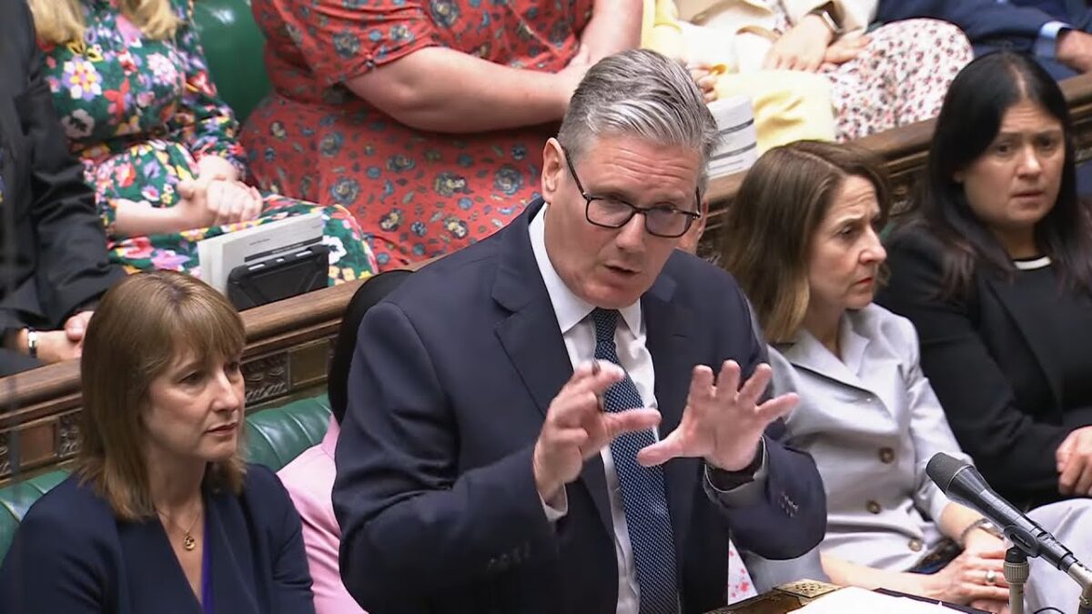 🔴 Starmer grilovaný v búrlivých premiérskych otázkach ohľadom Gazy, antisemitizmu a pozície Spojeného kráľovstva voči Izraelu