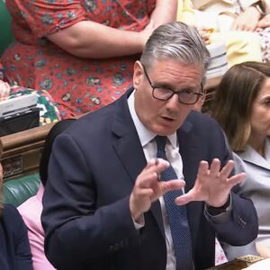 🔴 Starmer grilovaný v búrlivých premiérskych otázkach ohľadom Gazy, antisemitizm...