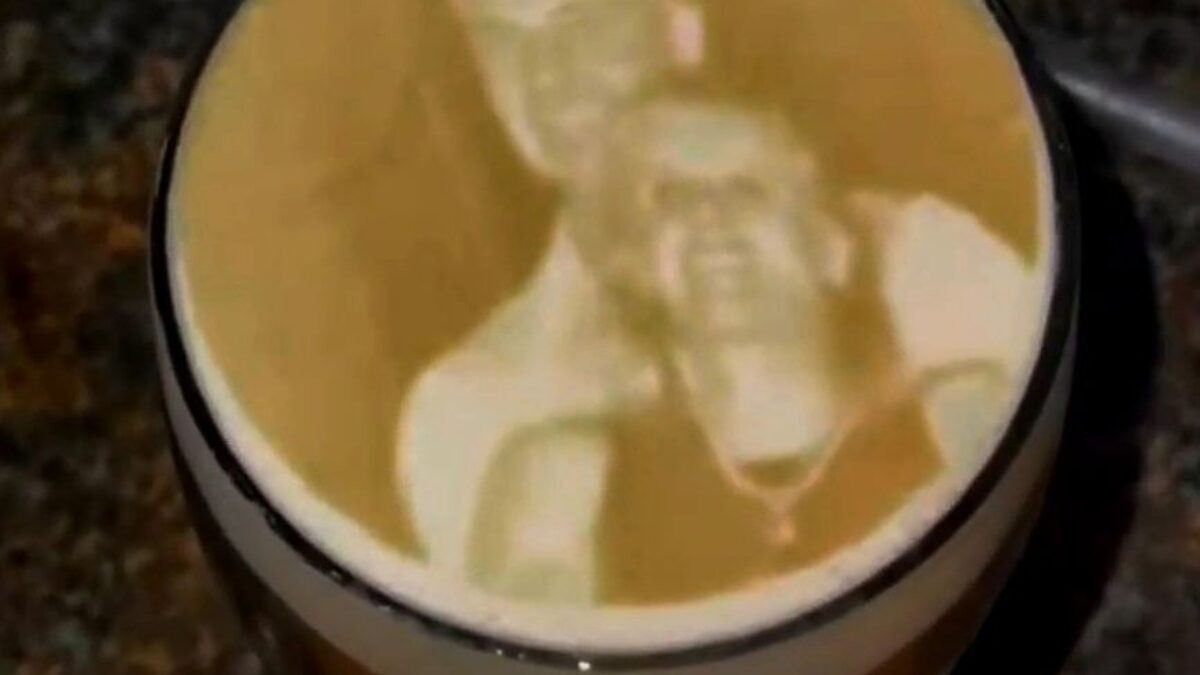 Škandál chutí po Guinnesse. Pivo zarába na virálnej afére z koncertu Coldplay.