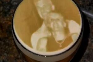 Škandál chutí po Guinnesse. Pivo zarába na virálnej afére z koncertu Coldplay.