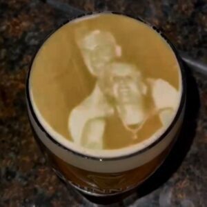 Škandál chutí po Guinnesse. Pivo zarába na virálnej afére z koncertu Coldplay.