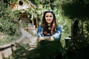 Raj na zemi. Opuštenú sušiareň byliniek premenila na nepoznanie, dnes sa nestačí...