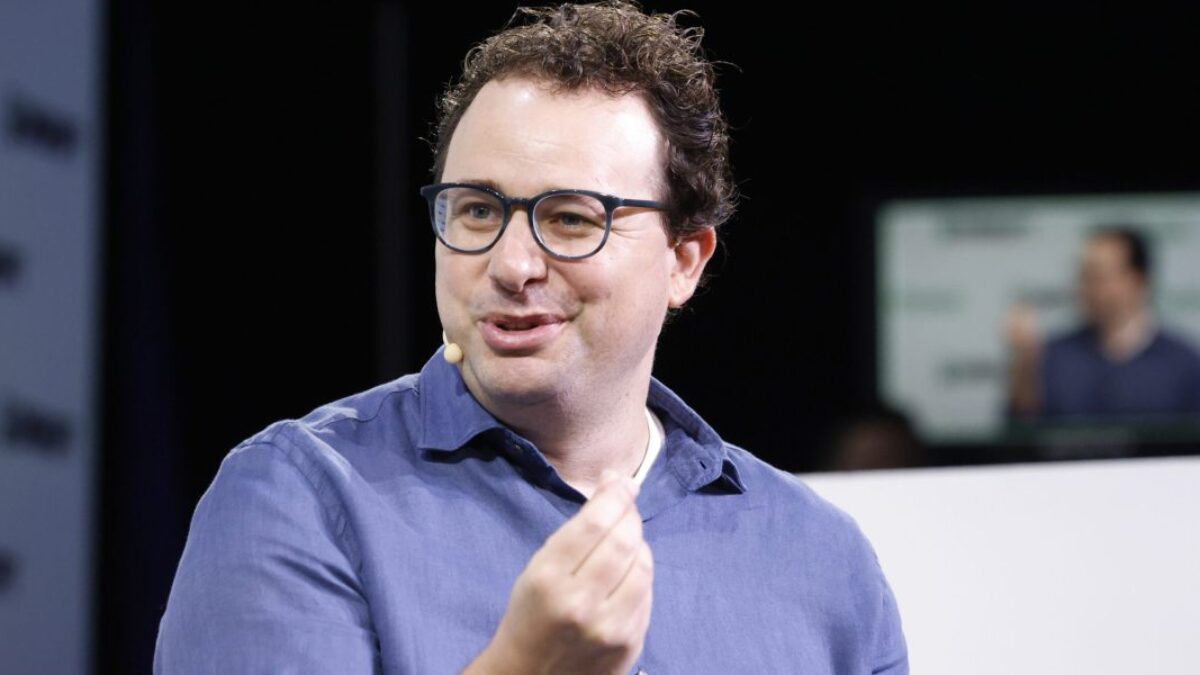 AI gigant Anthropic v hodnote 61,5 miliardy dolárov robí zásadný obrat v prijímaní zamestnancov – po zákaze používania AI v prijímacom konaní ho teraz uchádzačom o prácu umožňuje používať.