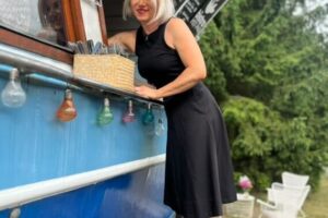 Loď prerobená na obľúbené bistro pri rieke