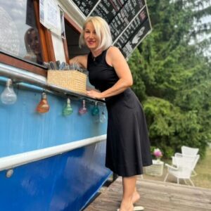 Loď prerobená na obľúbené bistro pri rieke