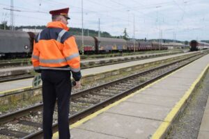 Železničiarom sa zvýšia platy.