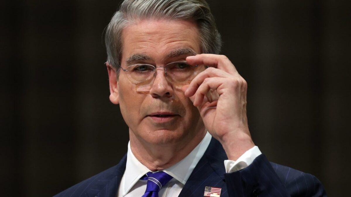 Scott Bessent stupňuje tlak na Fed, žiada vyšetrovanie, pričom Powellova budúcnosť visí na vlásku.