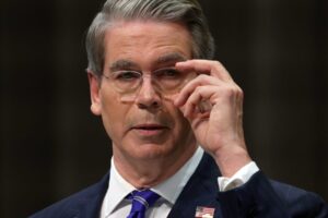 Scott Bessent stupňuje tlak na Fed, žiada vyšetrovanie, pričom Powellova budúcno...