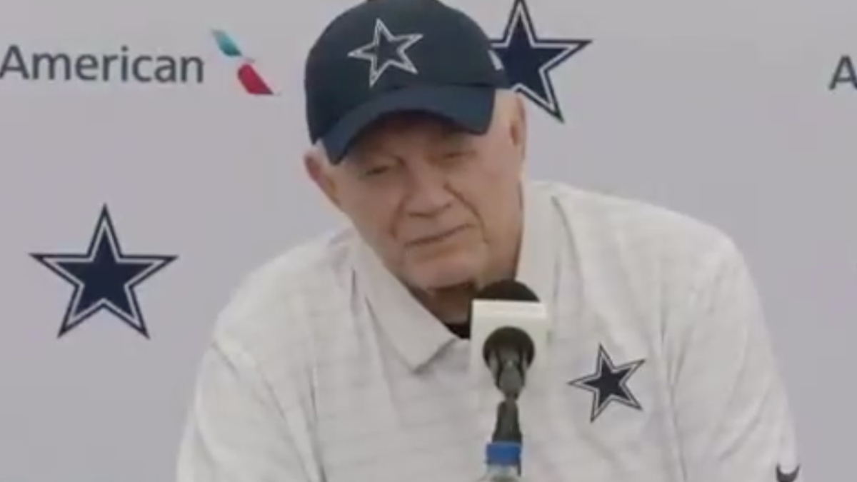 Správy o tíme Dallas Cowboys: Jerry Jones kritizuje Micaha Parsonsa, Daka Prescotta a ďalších obrancov v prvý deň kempu.