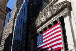 Akciový trh dnes: S&P 500 a Nasdaq dosahujú nové maximá vďaka ziskom.