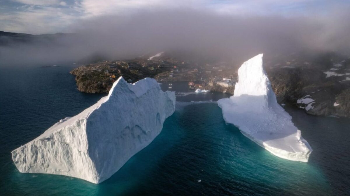 Dva obrovské ľadovce ohrozujú grónsku dedinu. Dva obrovské ľadovce ohrozujú grónsku dedinu.