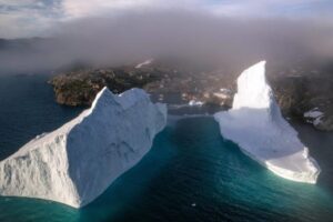 Dva obrovské ľadovce ohrozujú grónsku dedinu.