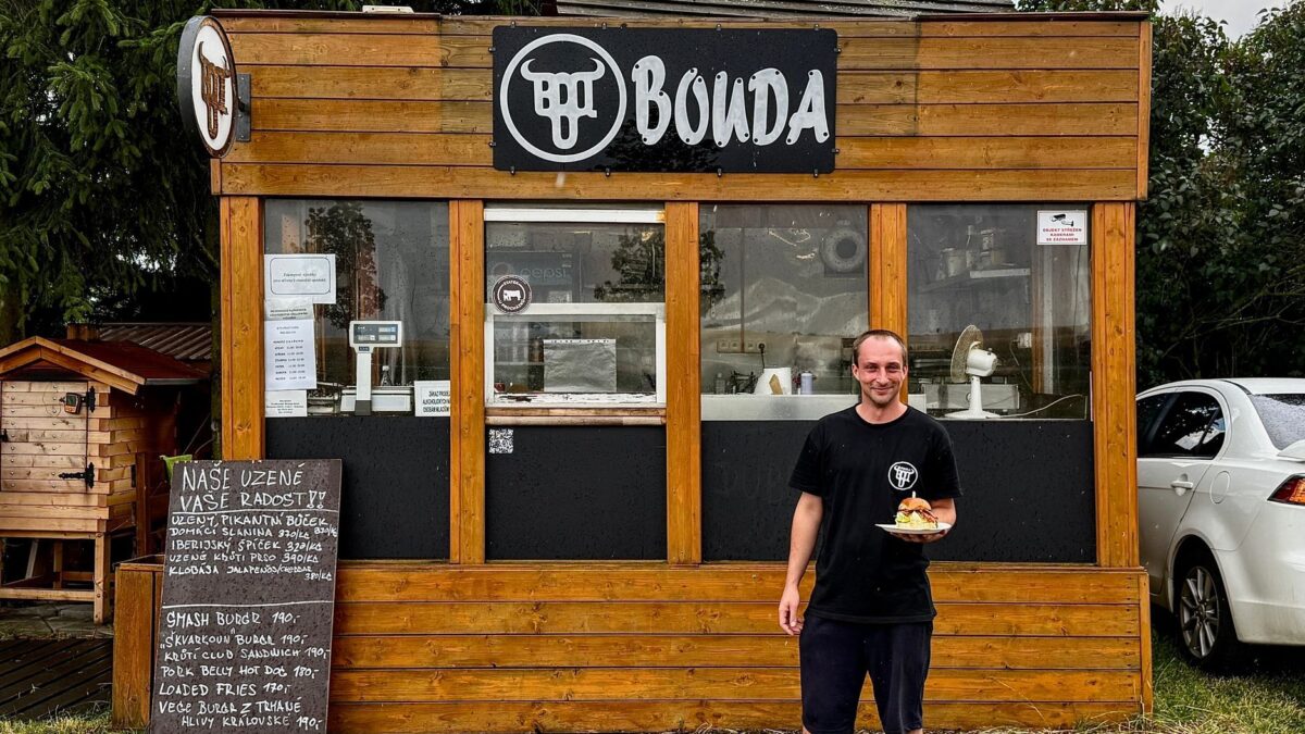 Pankáč z križovatky. V BBQ Búde vás odzbrojí vymazleným mäsom za skvelú cenu.