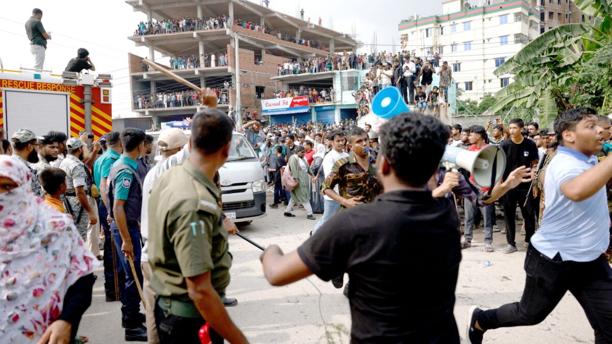 Bangladéš: Lietadlo havarovalo v areáli vysokej školy – najmenej 18 mŕtvych