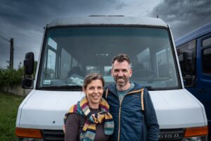 Deti vzali zo školy a obytným autom vyrazili za teplom. Teraz tvoria domy na kol...