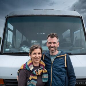 Deti vzali zo školy a obytným autom vyrazili za teplom. Teraz tvoria domy na kol...