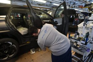 GettyImages-2222644700-e1753092382396.jpg Trumpove clá tlačia majiteľa Jeepu, Stellantis, do masívnej straty 2,7 miliardy ...