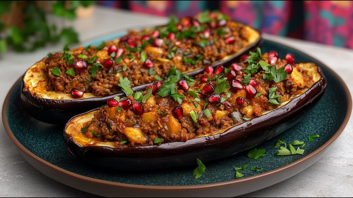 Baklažán plnený bulgurom a granátovým jablkom.