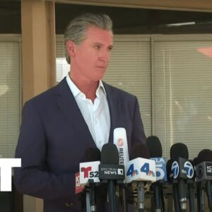 Newsom obviňuje Trumpa z rasového profilovania a federálneho prekročenia právomo...