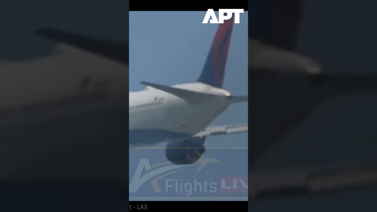 Delta 767 núdzovo pristála v Los Angeles po poruche motora počas letu. Delta 767 núdzovo pristála v Los Angeles po poruche motora počas letu.